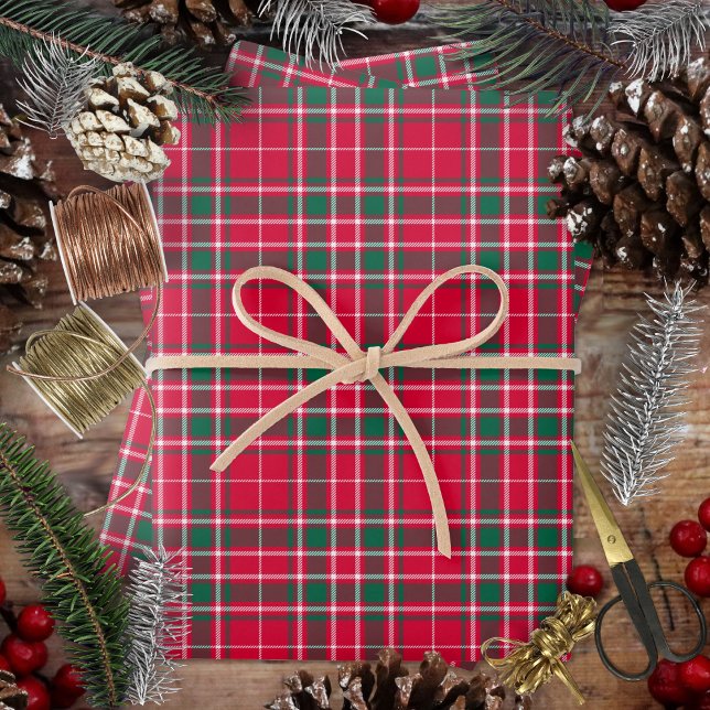 Feuille De Papier Cadeau Tartan - Rouge vert et blanc (Tartan - Red Green and WhiteWrapping Paper Sheets by Leapfroglisics Shop)