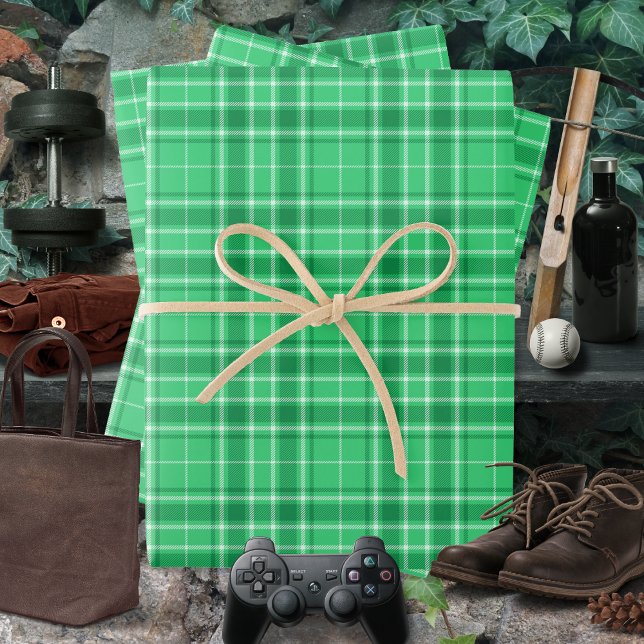 Feuille De Papier Cadeau Tartan - Vert vert foncé à vert foncé (Tartan - Vibrant Medium Green to Dark Green Wrapping Paper Sheets by Leapfroglisics Shop)