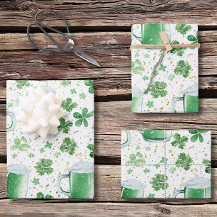 Feuille De Papier Cadeau Tasses à bière vertes élégantes et trèfles blancs
