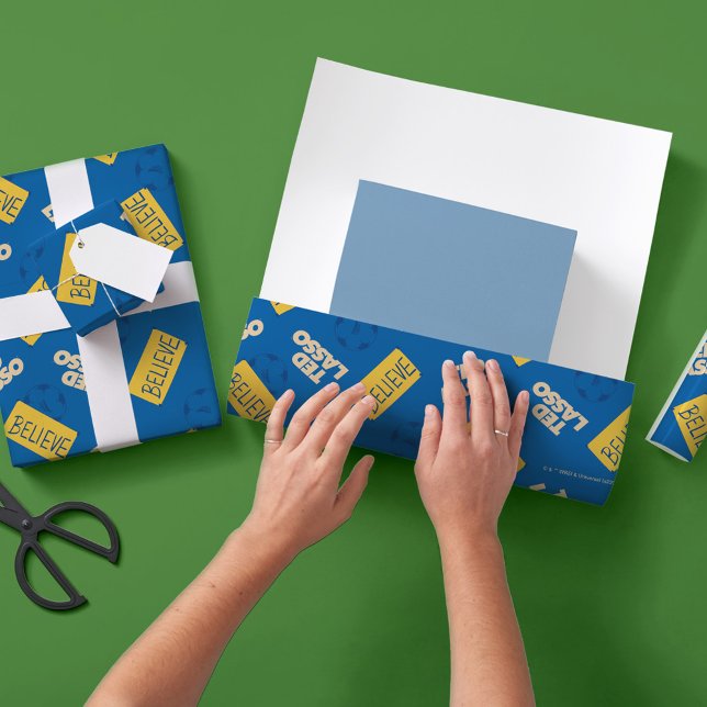 Feuille De Papier Cadeau Ted Lasso Motif de football (Créateur téléchargé)