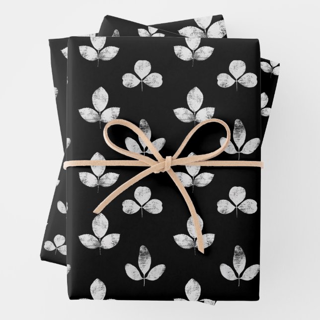 Feuille De Papier Cadeau Trèfle Blanc Noir  (En situation)