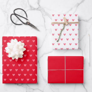 Feuille De Papier Cadeau Valentines Coeur sur rouge et sur blanc avec rouge