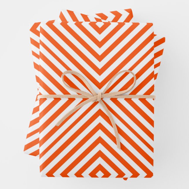 Feuille De Papier Cadeau Vermillion Diamond Chevron (En situation)