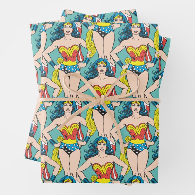 Feuille De Papier Cadeau Wonder Woman tient sur les hanches (En situation)