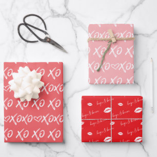 Feuille De Papier Cadeau XOXO Hugs & Kisses Brasage Script Rouge & Rose