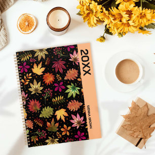 Feuilles d'automne botaniques sur le noir