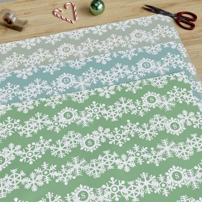 Feuilles de papier d'emballage pastel à monogramme (A trio of Nordic pastel snowflake pattern wrapping paper sheets with space for your initials)