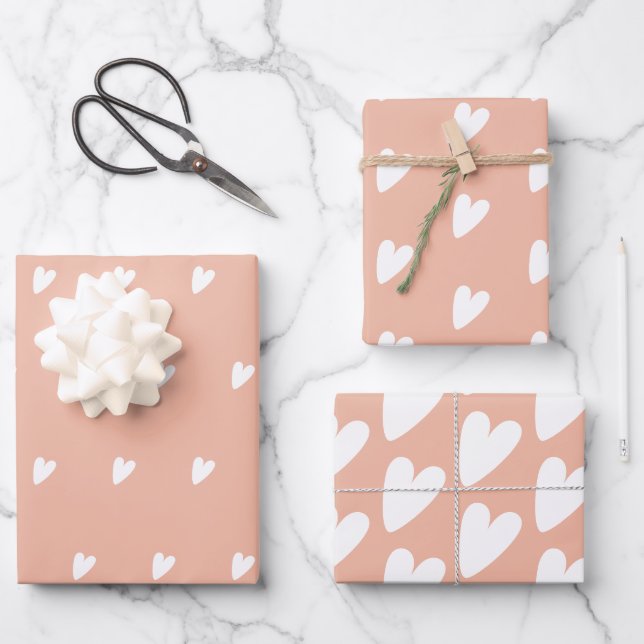 Feuilles de papier d'enveloppement de coeur rose e (Recto)