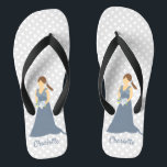 Feuilles de tongs de femme de chambre bleu poussié<br><div class="desc">Les faveurs des femmes de ménage personnalisées comprennent une femme de ménage aux cheveux bruns illustrée portant une longue robe bleue poussiéreuse tenant son bouquet. Cette conception fonctionne également pour une servante d'honneur ou un matron de faveurs d'honneur. Facile à customiser modèle avec le nom de votre fête de mariée...</div>
