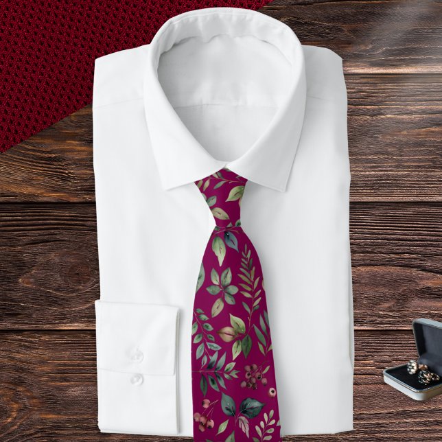 Feuilles d'hiver et baies Cravate botanique bordea (A tie in rich burgundy red with winter botanical pattern of leaves and berries)