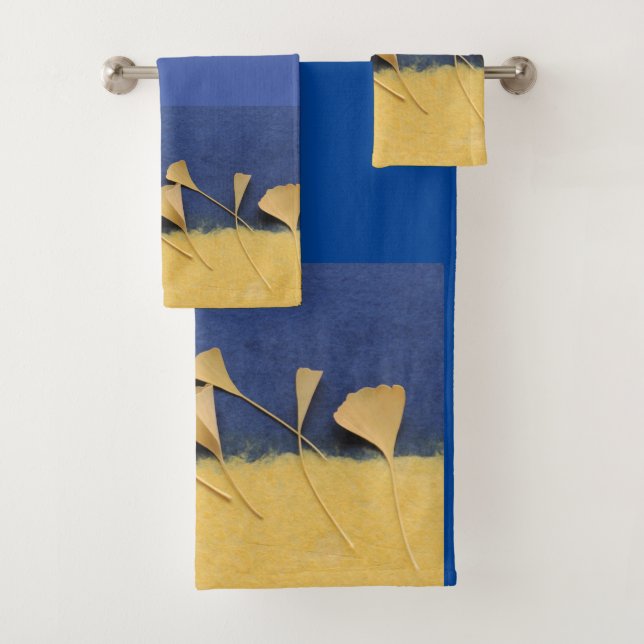Feuilles Ginkgo sur textures de papier fait main (En situation)