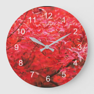 Feuilles rouges tout autour d'une grande horloge