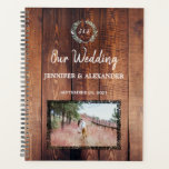 Feuilles rustiques sur la grange Mariage photo mon<br><div class="desc">Créez votre propre Wedding planner photo en bois rustique monogrammé.
Feuilles rustiques sur le design de la grange.
Ajoutez votre propre photo, texte et noms pour créer un Wedding planner unique et personnel.</div>