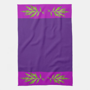 Feuilles sauvages sur une serviette de cuisine