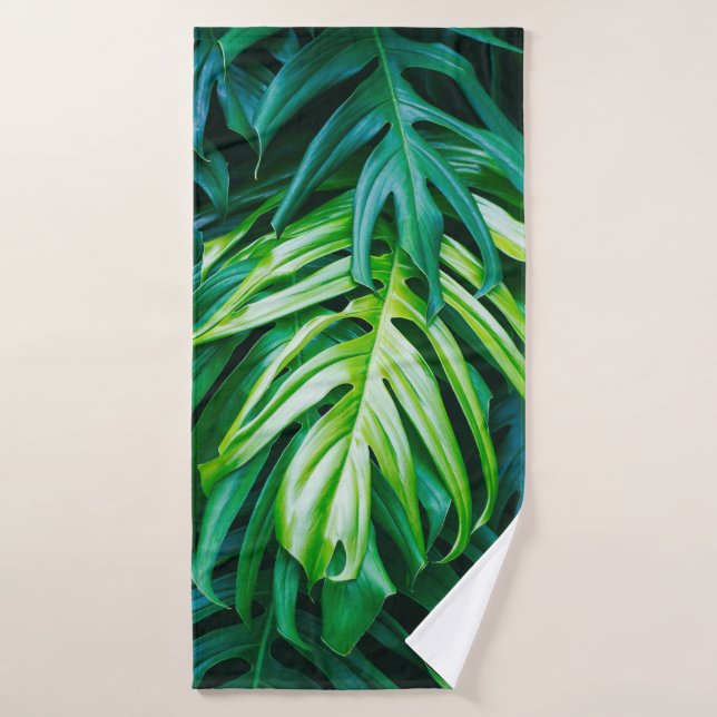 Feuilles verts tropicaux sur arrière - plan sombre (Serviette de bain)