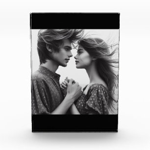 Fiançailles de couple sur bloc photo noir