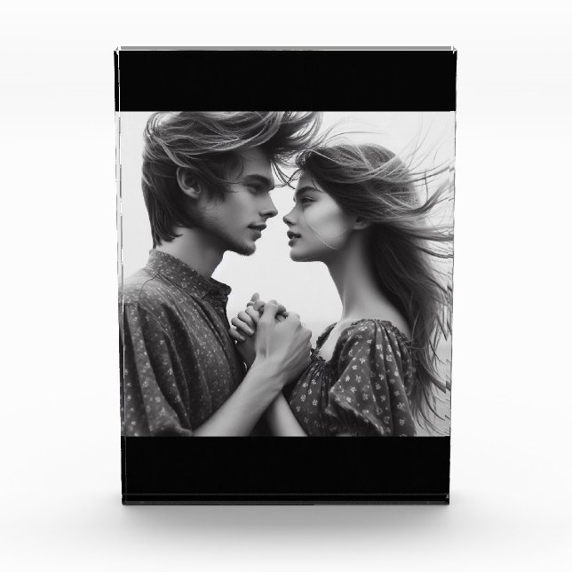 Fiançailles de couple sur bloc photo noir (Devant)