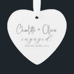 Fiançailles Keepsaké Heart<br><div class="desc">Un élégant ornement en verre fiançailles avec typographie classique qui met en valeur les noms du couple, la date fiançailles et le mot engagé dans l'écriture moderne. Conçu sur un coeur blanc simple avec une police noire intemporelle, ce keepsa fait un beau cadeau pour les couples nouvellement engagés ou un...</div>