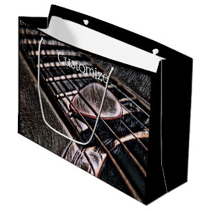Ficelles de guitare dans le grand sac en cuir de