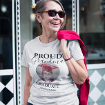 Fière Grand-Mère Du Diplômé | T-shirt photo<br><div class="desc">Grand-mère moderne fière des chemises diplômées, avec une photo et un texte modèle qui dit "FIÈRE GRANDMA DU DIPLÔMÉ, LEUR NOM, KINDERGARTEN/ÉCOLE/COLLÈGE ET CLASSE DE". Ils sont facilement édités et peuvent être customisés à dire, maman, papa, tante, oncle, grand-père, soeur, frère et plus tous les styles, tailles et couleurs de...</div>