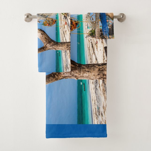 Filets de pêche séchant sur la plage (En situation)