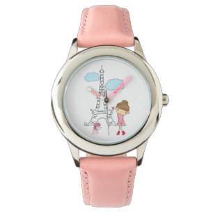 Fille à Paris avec la montre de caniche