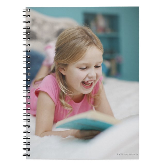 Fille allongée dans le livre de lecture de lit (Devant)