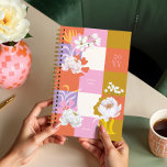 Fille Aquarelle Peony Florals Retro À damiers<br><div class="desc">Ajoutez une touche d'élégance et de lucidité à votre planification quotidienne avec ce planificateur unique et imprimé à la main. Doté de nos délicats flancs de pivoines blanches peints à la main, associés à des formes florales audacieuses et abstraites, ce planificateur présente un motif rétro dynamique dans des tons éclatants...</div>