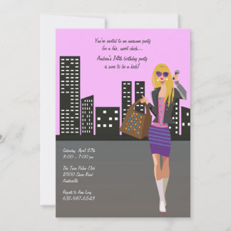 Fille Blonde de Shopping avec Invitation au Microp