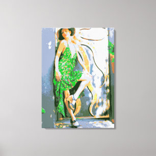 fille dans la toile enveloppée par robe verte