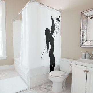 fille dans le rideau en douche de silhouette de
