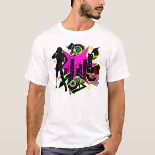 Fille dans le T-shirt de ville