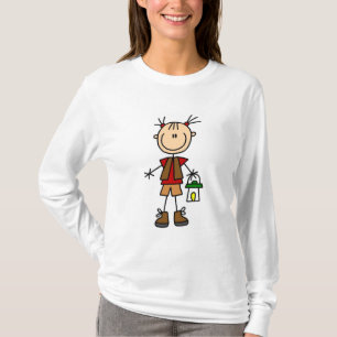 Fille de camping avec des T-shirts et des cadeaux