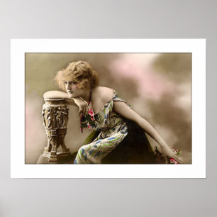fille de l'ère déco avec vase et fleurs
