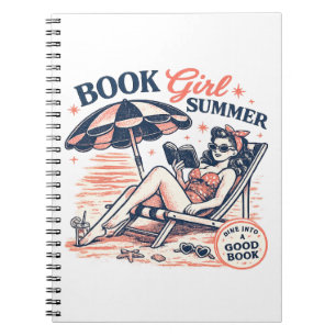 Fille de livre de lecture de plage rétro Été