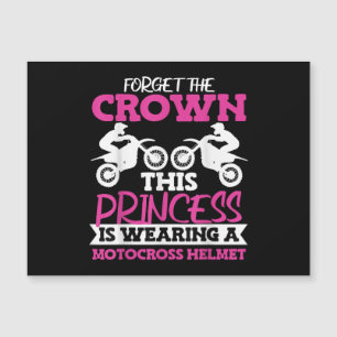 Fille de moto cross dans la terre