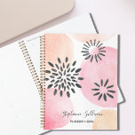 Fille de nom personnalisé<br><div class="desc">Ce joli planificateur rose pastel est décoré d'un motif abstrait dessiné à la main sur un arrière - plan d'aquarelle dans les tons rose et corail. Vous pouvez le customiser en changeant le nom ou en le faisant un monogramme. Vous pouvez également changer l'année. Design original © Michele Davies.</div>