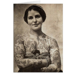 Fille de tatouage de papillon