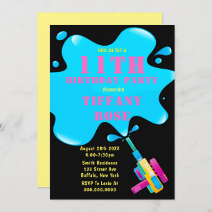 Fille d'éclaboussure d'un pistolet d'eau 11e anniv