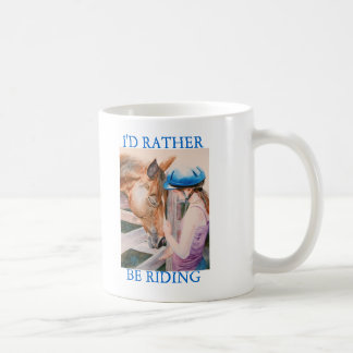 Fille d'équitation je monterais plutôt la tasse