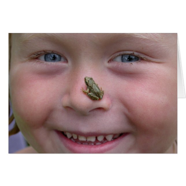 Fille Douce Avec Grenouille Sur Le Nez (Devant horizontal)