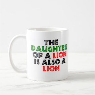 fille d'une tasse de café de lion
