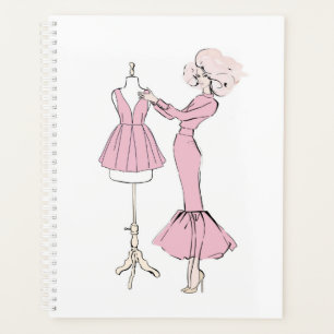 Fille en robe rose avec robe sur mannequin