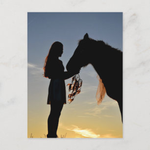 FILLE ET SA CARTE POSTALE CHEVAL