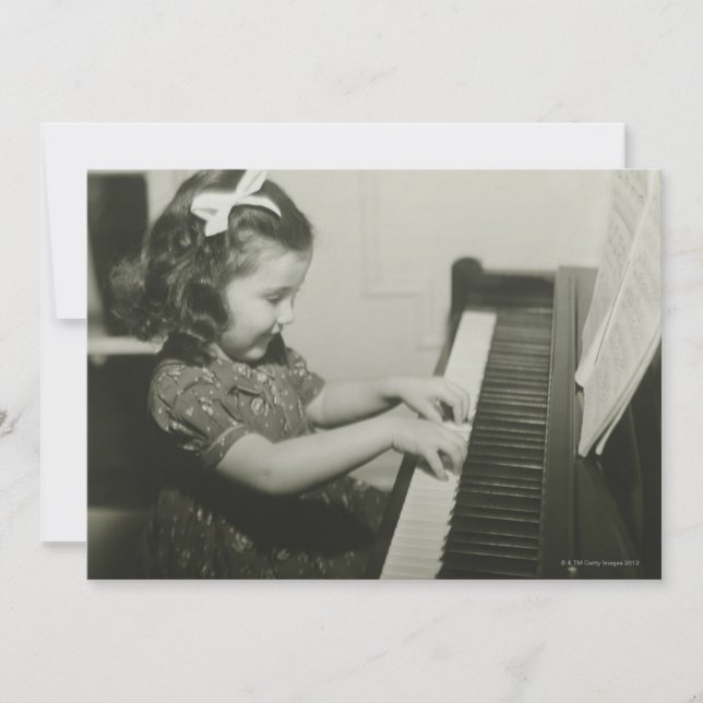 Fille Jouant Piano (Devant)