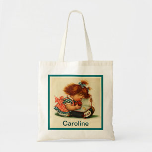 Fille mignonne lisant un livre avec le sac nommé