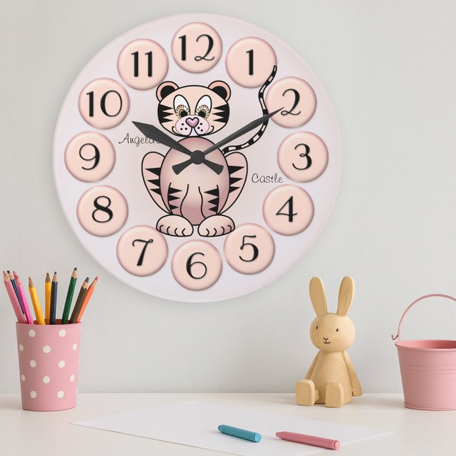 Fille mignonne Tigre rose Princesse Horloge murale (Lovely wall clock for a girls room or nursery featuring a cute big cat tiger image in girly pink)