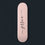 Fille rose vif élégant nom de script skateboard<br><div class="desc">Patinage de fille avec un design arrière - plan rose vif et un élégant script écrit à la main. Personnalisez avec votre nom.</div>