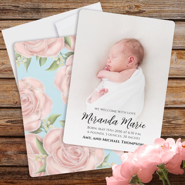 Fille simple superposition Texte Nouveau-né Photo  (Baby photo announcement with pretty pink floral rose pattern. )