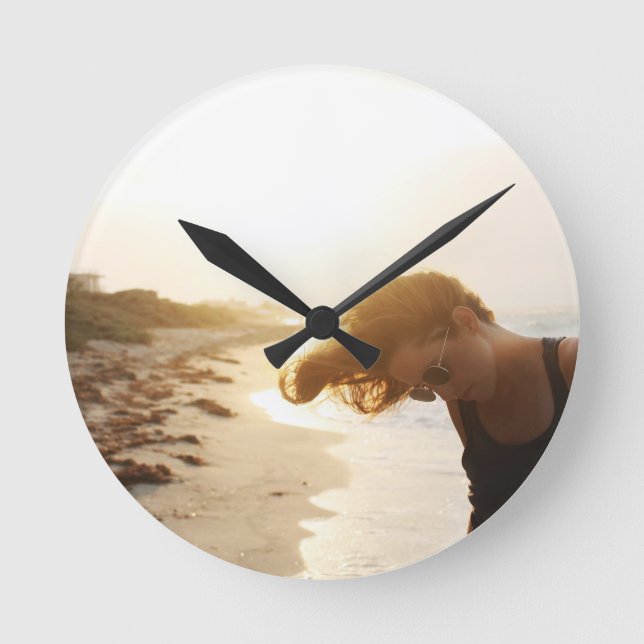 Fille sur la plage horloge murale acrylique (Recto)